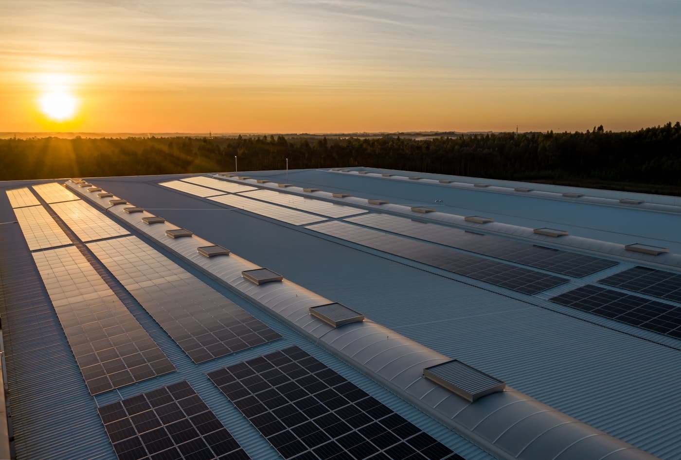 Solceller på taget af en stor erhvervsbygning